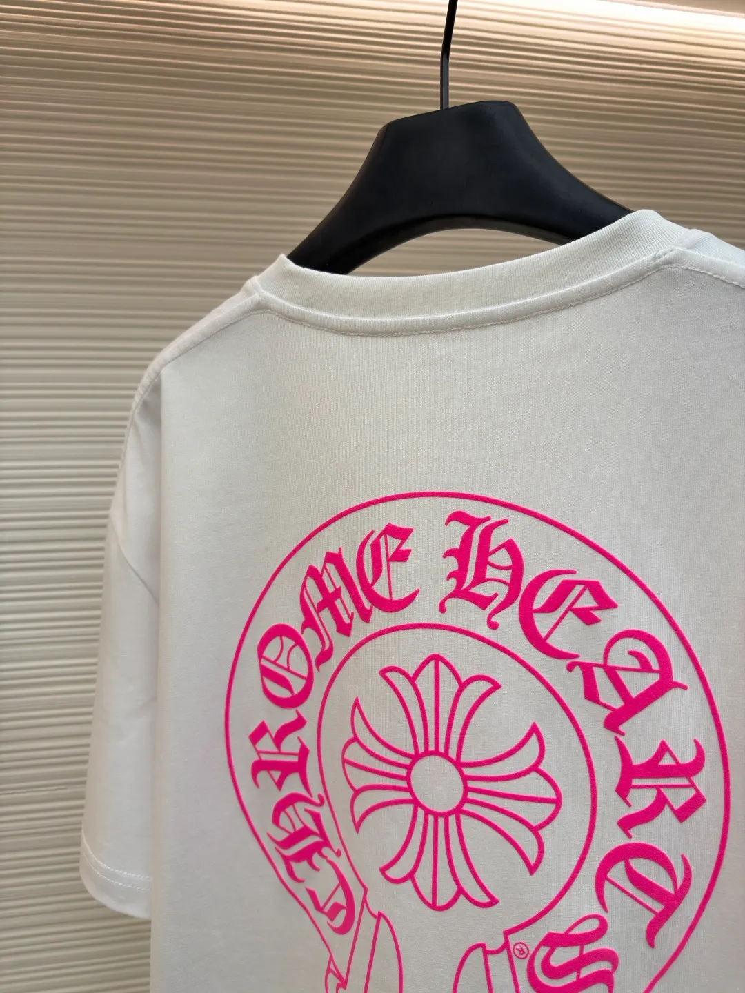Chrome Hearts horseshoe pink T-shirt ●Item number: 1682507-X85 ●Fabric: cotton fabric ●Technology: hand-printed with ink ●Color: white ●Type: loose fit ●Weight: about 285 grams ●Size: S-M-L ●Description: This Chrome Hearts pocket printed short-sleeves are made of high-count double yarn cotton, with a weight of 320g. The fabric has been pre-washed to achieve a soft and skin-friendly touch. At the same time, it avoids shrinkage and fading problems from the root, and maintains a crisp shape after long-term wear. The body adopts seamless cylinder weaving technology, and there are no seams on the sides, so there is no sense of restraint when worn. The shoulders are classic dropped shoulders, and the loose body shape is suitable for all kinds of body shapes. The rose-red totem print on the left breast pocket is made of imported environmentally friendly slurry and produced through a high-precision screen printing process. The printing has clear layers and saturated colors, and it is not easy to crack or fall off after repeated washing. The neckline adopts a double-needle reinforced hemming design and is paired with a customized threaded collar, which is durable and not easily deformed. The overall wiring follows luxury craftsmanship standards, and the stitching is even and fine. Every detail demonstrates ingenuity. Customized hardware and accessories are complete with three logos, restoring the classic texture of the brand. The overall wiring is straight and delicate, the fabric is comfortable and soft, and the color is consistent without color difference. It can be matched with the same style to create a fashionable look and control various occasions. Customized accessories, complete with three standards, same style for men and women!